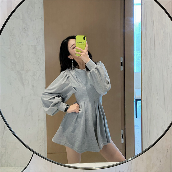 Rövid, szürke és fekete szabású női ruha