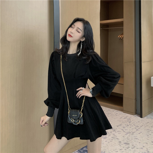 Rövid, szürke és fekete szabású női ruha