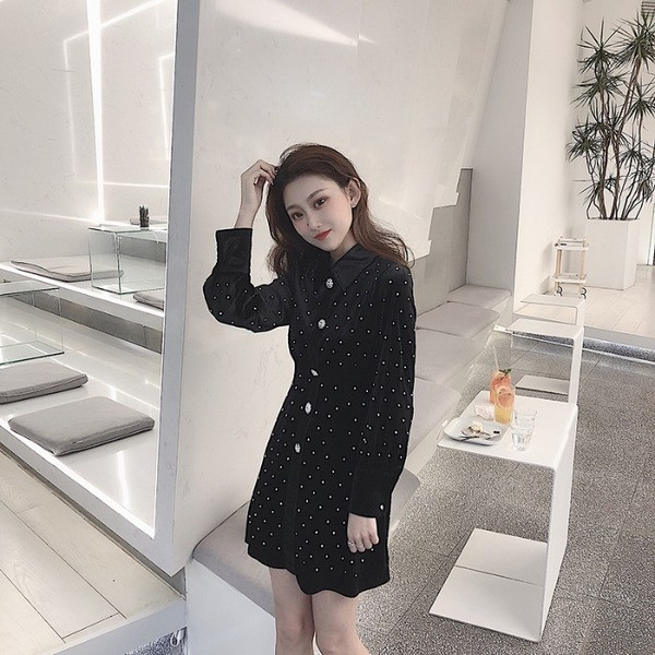 Rochie scurta din catifea cu nasturi in negru