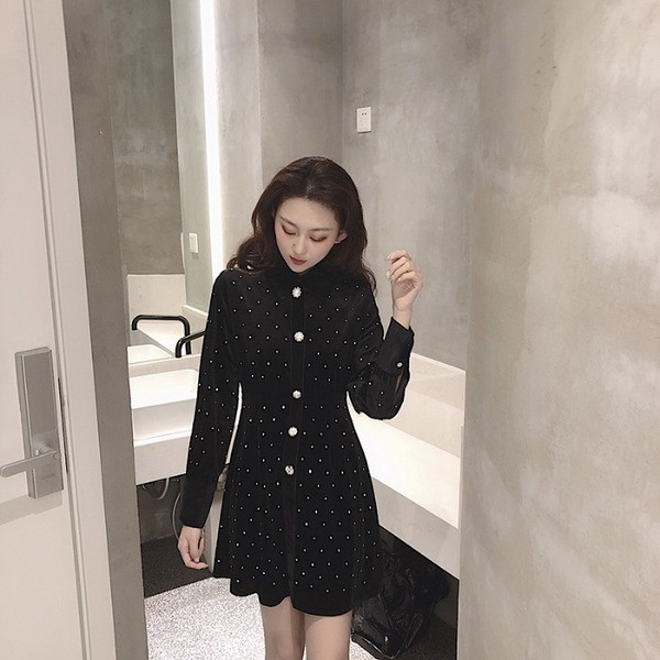 Rochie scurta din catifea cu nasturi in negru