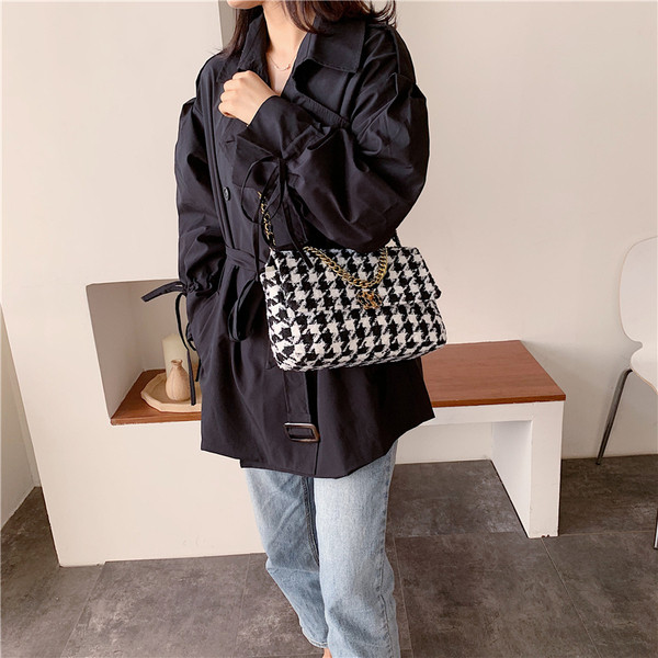 Modern női táska hosszú füllel, három színben