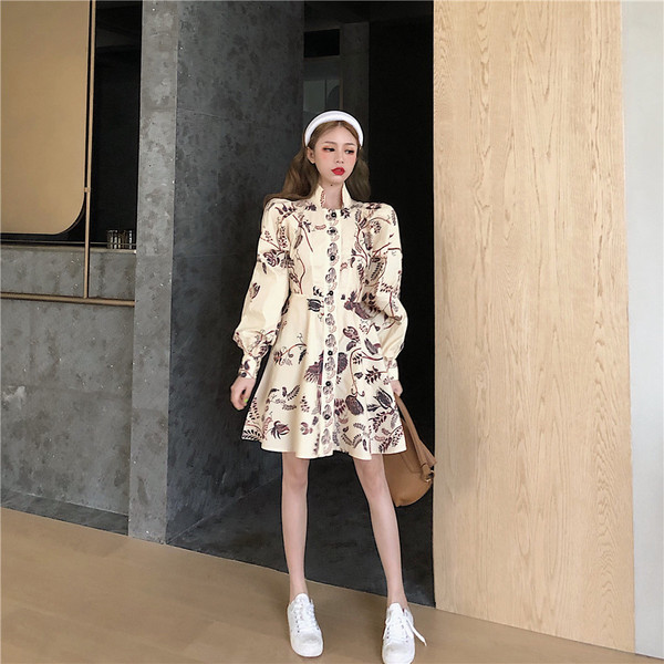 Γυναικείο φόρεμα γυναικών σε ανοιχτό χρώμα με χρωματιστό μοτίβο