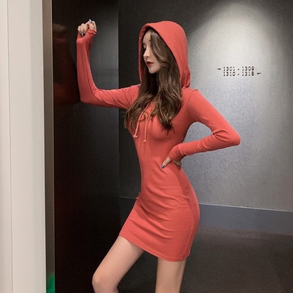 Rövid testhezálló alkalmi ruha kapucnival