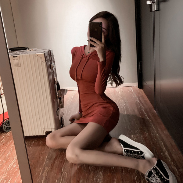 Rövid testhezálló alkalmi ruha kapucnival