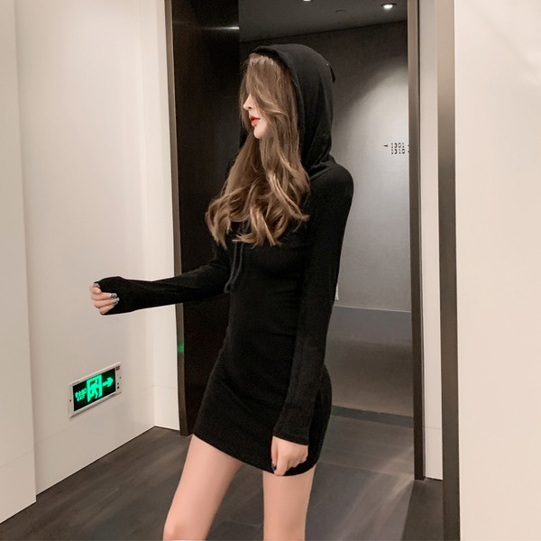 Rövid testhezálló alkalmi ruha kapucnival