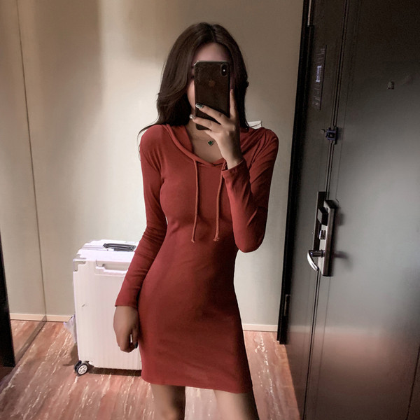 Rövid testhezálló alkalmi ruha kapucnival