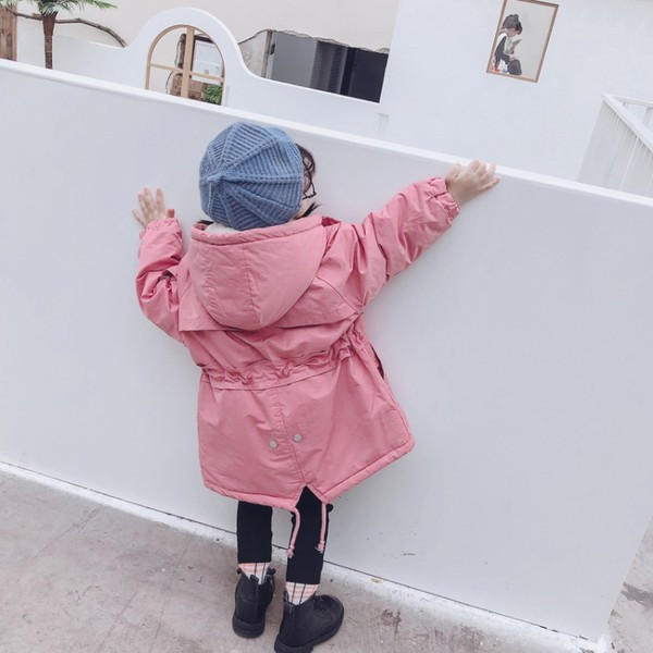 Μοντέρνο παιδικό μπουφάν με κουκούλα και κορδόνια σε ροζ, κίτρινο και μπεζ χρώμα