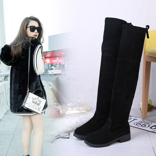 Κομψές γυναικείες μπότες από μαύρο οικολογικό σουέτ