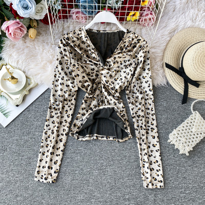 Stílusos női bársony blúz leopárd mintával és spitz nyakkivágással