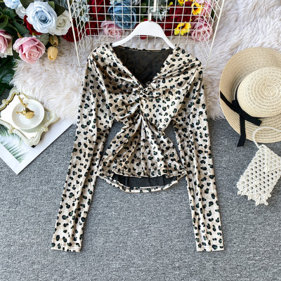 Stílusos női bársony blúz leopárd mintával és spitz nyakkivágással