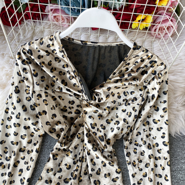 Stílusos női bársony blúz leopárd mintával és spitz nyakkivágással