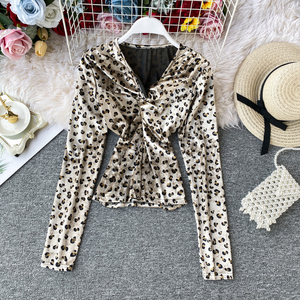 Stílusos női bársony blúz leopárd mintával és spitz nyakkivágással