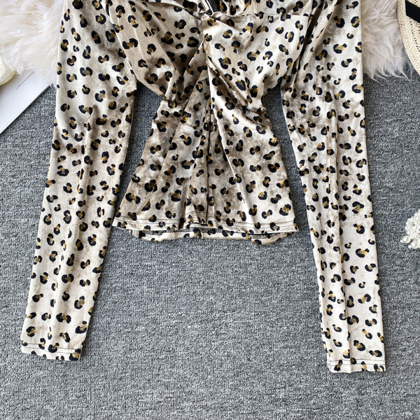 Stílusos női bársony blúz leopárd mintával és spitz nyakkivágással