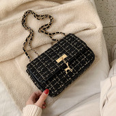 Modern női táska fekete-fehér fém elemmel