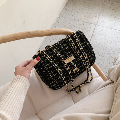 Modern női táska fekete-fehér fém elemmel