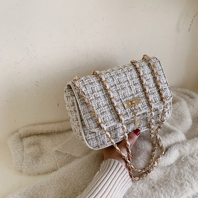 Modern női táska fekete-fehér fém elemmel