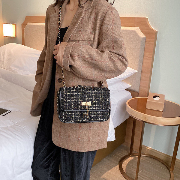 Modern női táska fekete-fehér fém elemmel