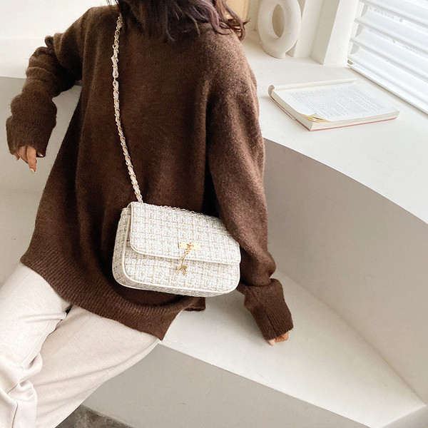 Modern női táska fekete-fehér fém elemmel