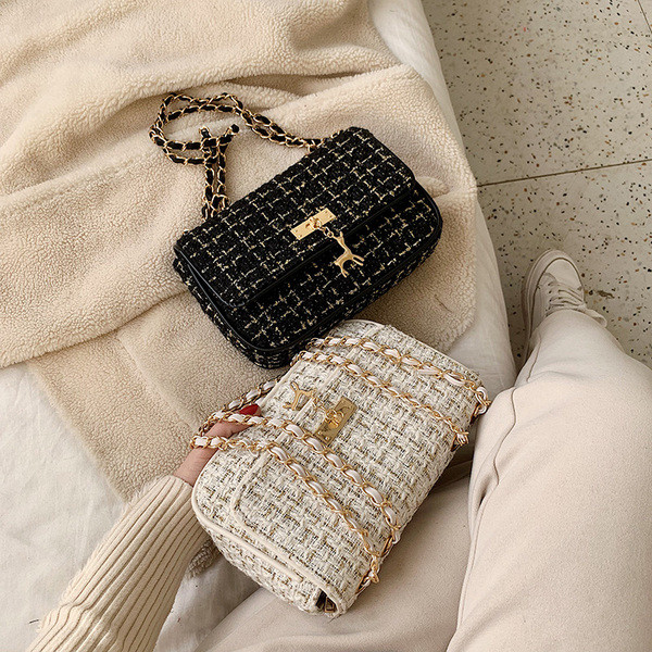 Modern női táska fekete-fehér fém elemmel