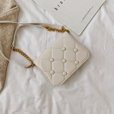 Έκο δερμάτινη γυναικεία τσάντα με μεταλικό κουμπομα σε τέσσερα χρώματα