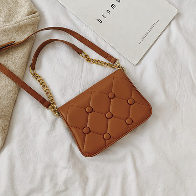 Έκο δερμάτινη γυναικεία τσάντα με μεταλικό κουμπομα σε τέσσερα χρώματα