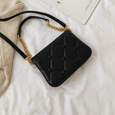 Έκο δερμάτινη γυναικεία τσάντα με μεταλικό κουμπομα σε τέσσερα χρώματα