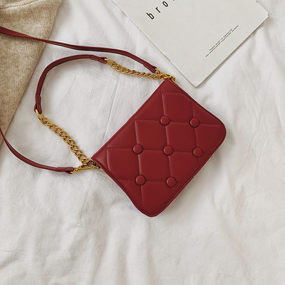 Έκο δερμάτινη γυναικεία τσάντα με μεταλικό κουμπομα σε τέσσερα χρώματα