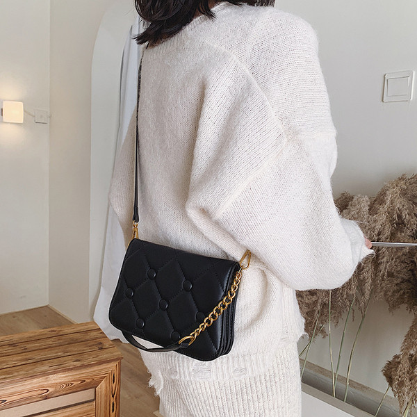 Έκο δερμάτινη γυναικεία τσάντα με μεταλικό κουμπομα σε τέσσερα χρώματα