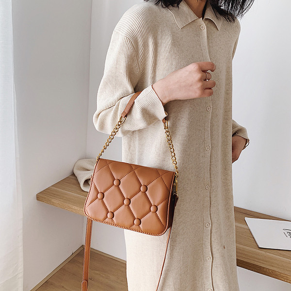 Έκο δερμάτινη γυναικεία τσάντα με μεταλικό κουμπομα σε τέσσερα χρώματα