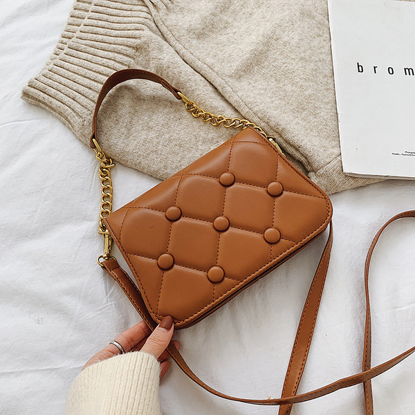 Έκο δερμάτινη γυναικεία τσάντα με μεταλικό κουμπομα σε τέσσερα χρώματα