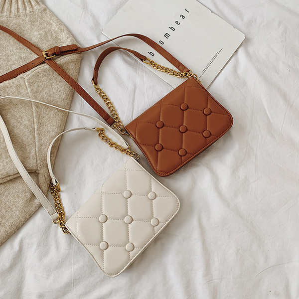 Έκο δερμάτινη γυναικεία τσάντα με μεταλικό κουμπομα σε τέσσερα χρώματα