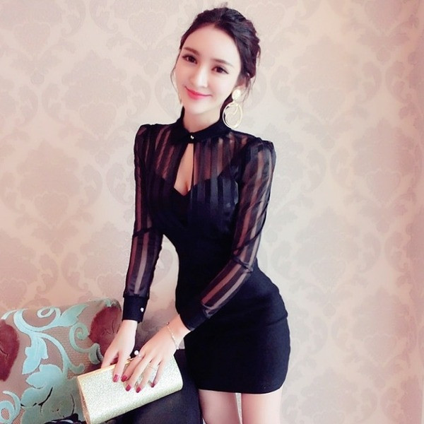 Stílusos női ruha klasszikus gallérral, fekete színben