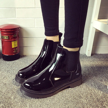 Μοντέρνες γυναικείες μπότες με μαλακή επένδυση σε μαύρο χρώμα