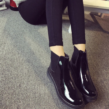 Μοντέρνες γυναικείες μπότες με μαλακή επένδυση σε μαύρο χρώμα