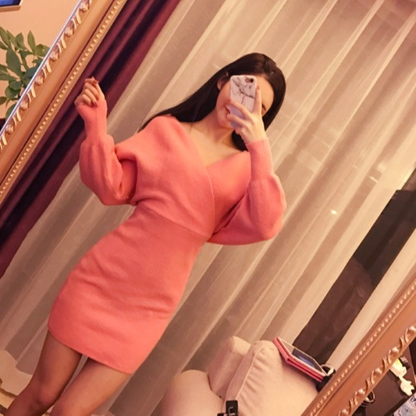 Γυναικείο πλεκτό σλιμ φόρεμα με λαιμόκοψη στο ροζ και λευκό χρώμα