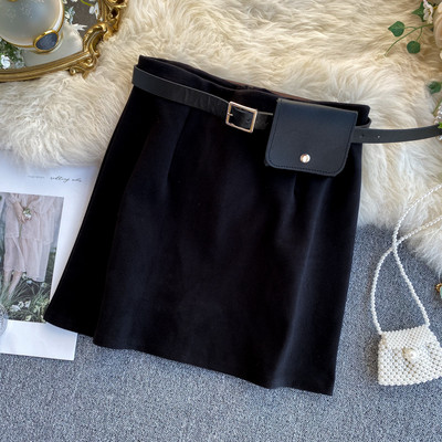 Modern női szoknya övvel és magas derékkal