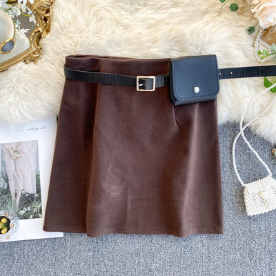 Modern női szoknya övvel és magas derékkal