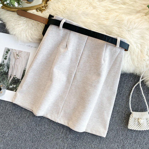 Modern női szoknya övvel és magas derékkal