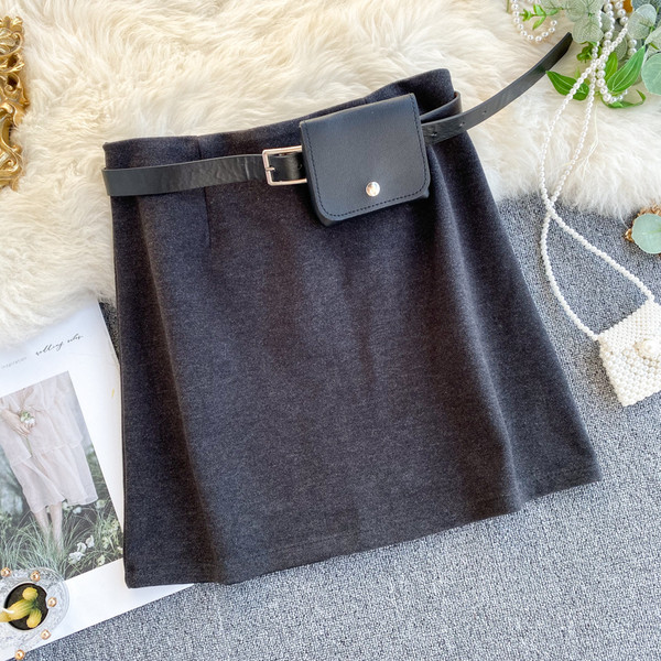 Modern női szoknya övvel és magas derékkal