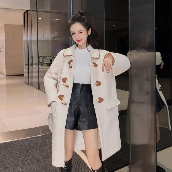 Modern női kabát fehér és bézs gombokkal