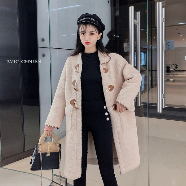 Modern női kabát fehér és bézs gombokkal