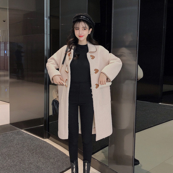 Modern női kabát fehér és bézs gombokkal