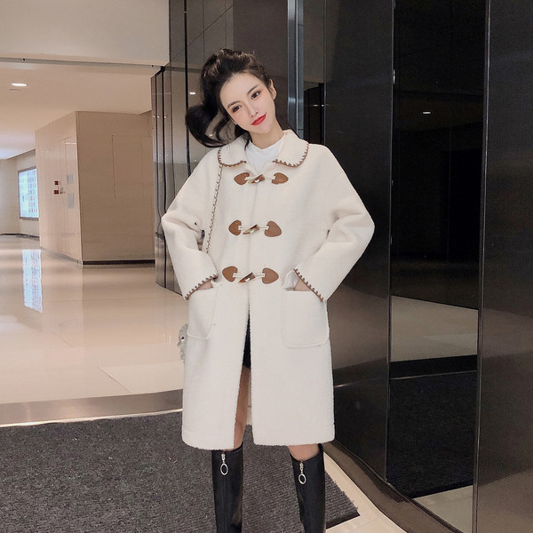 Modern női kabát fehér és bézs gombokkal