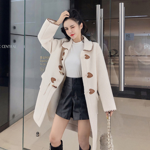 Modern női kabát fehér és bézs gombokkal