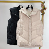 Hosszú téli mellény kapucnival fehér és fekete gombokkal