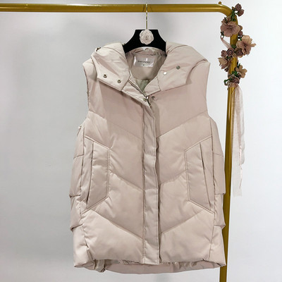 Hosszú téli mellény kapucnival fehér és fekete gombokkal