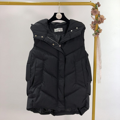 Hosszú téli mellény kapucnival fehér és fekete gombokkal