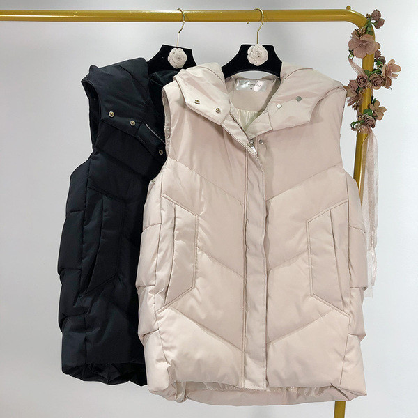 Hosszú téli mellény kapucnival fehér és fekete gombokkal