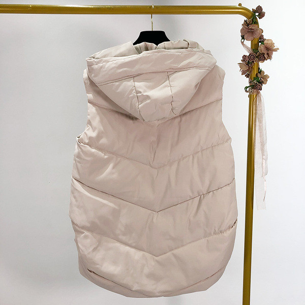 Hosszú téli mellény kapucnival fehér és fekete gombokkal