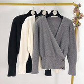 Női kardigán aszimmetrikus rögzítéssel szürke, fehér és fekete színben